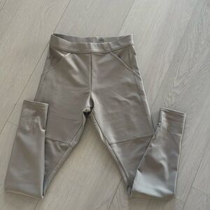 Alo tan leggings. I used it a couple of times only